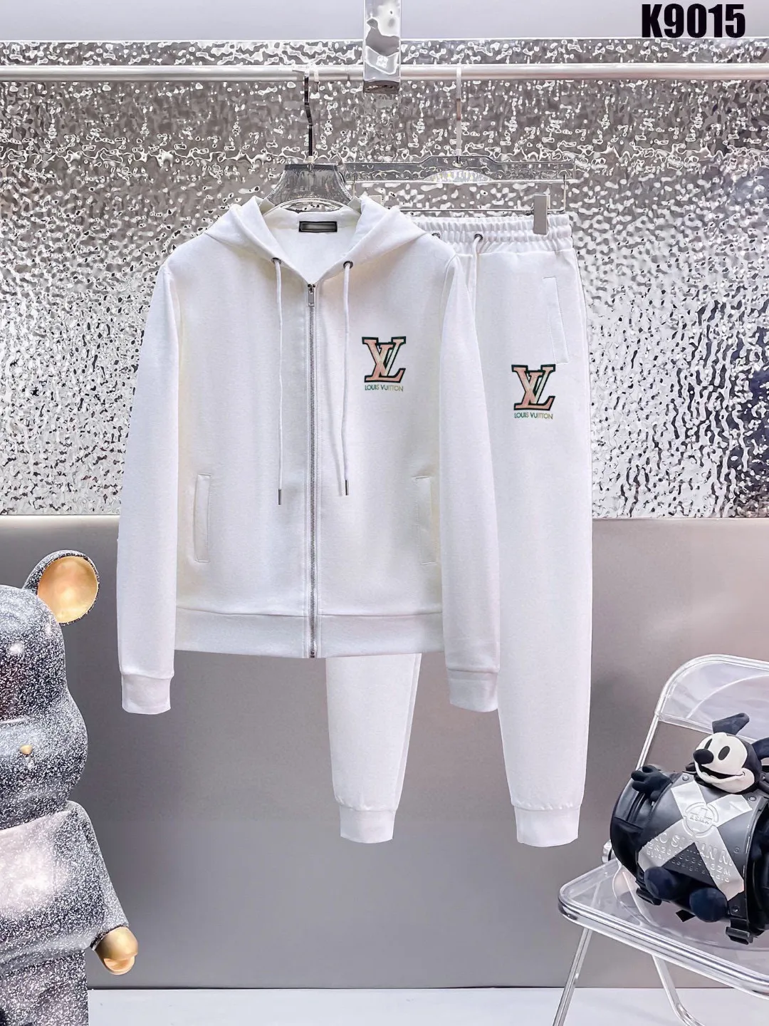 🅿️420 [LV Louis Vuitton] (Fat Man Gospel) hot-selling suit is coming. Focus on the original version of the official website. 2025 new hot-selling cardigan sweater suit. The original order is the best. 🇭🇰The meticulous work of top designers is dedicated to a fitting and perfect upper body effect. All-natural high-quality Roman cotton 100%, close-fitting comfort, noble and elegant! Original hardware embodies elegance and nobility! Counter size: M-5XL (maximum wear up to 220 pounds)